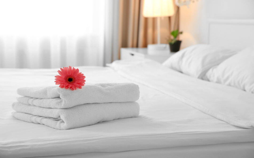 sábanas de algodón puestas en habitación de hotel