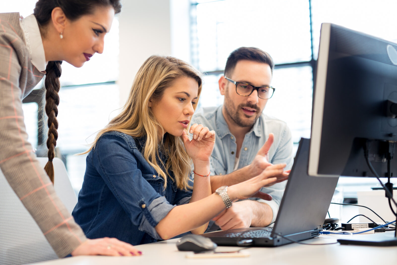 Equipo de trabajo Gente trabajando en un financiamiento